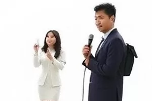 《折返航线》剧照，机场廊桥与拖着行李箱的背影