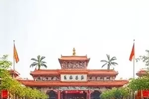 《倒数第三场雨》剧照，积水的巷口与倾斜的雨伞