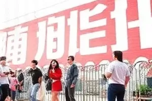 《静音频道》剧照，深夜直播间的调音台