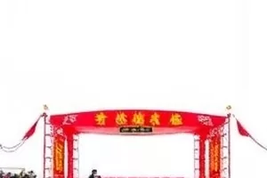 《白噪音档案》剧照，堆满磁带架的录音室