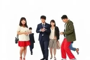 《落雨收衫》剧照，阳台上收起的衣物与晾衣杆