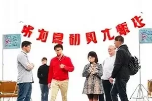 《旧钟楼谜案》剧照，钟楼内部齿轮与垂下的绳索