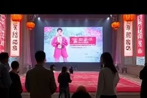 《单程票根》剧照，售票窗口前的长队与旧时刻表