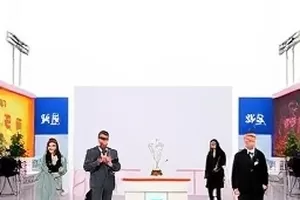 《两点零七分》剧照，凌晨街角的便利店与挂钟